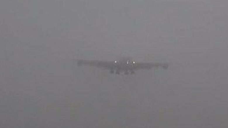 Mjegulla e dendur bën që aeroplani gjigant të shfaqet nga “asgjëja” (Video)