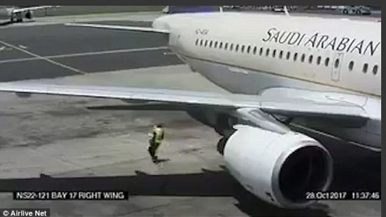 Motori ndezur i aeroplanit, mund të ishte fatal për punonjësin (Video)