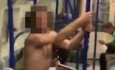 I çmendur apo çfarë? Një burrë i zhveshur vallëzon rreth tubit në një tren të mbushur me njerëz në Londër! (Video,+18)