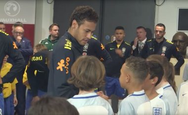 Fëmija i vogël e zë ngushtë Neymarin duke e pyetur pse shkove te PSG, përgjigja e brazilianit nderon kampionatin Ligue 1