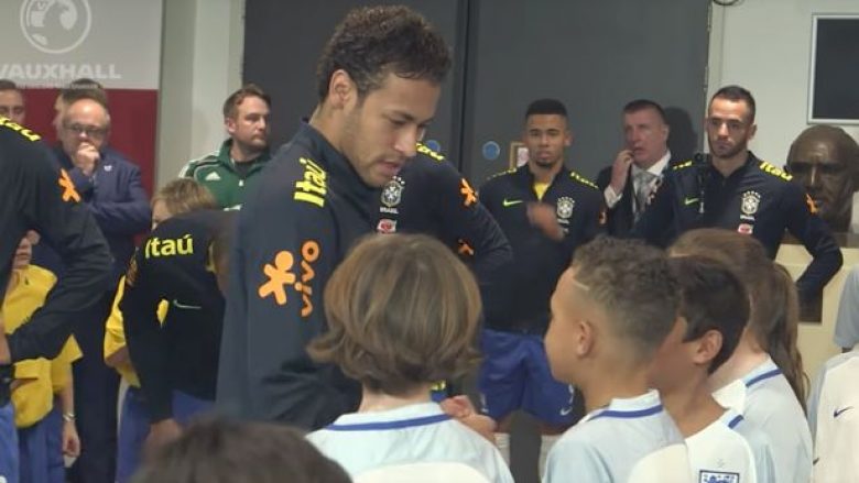 Fëmija i vogël e zë ngushtë Neymarin duke e pyetur pse shkove te PSG, përgjigja e brazilianit nderon kampionatin Ligue 1