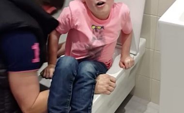 Ngeci në guaskën e tualetit, nëna e fëmijës nuk ndalonte së qeshuri (Video)