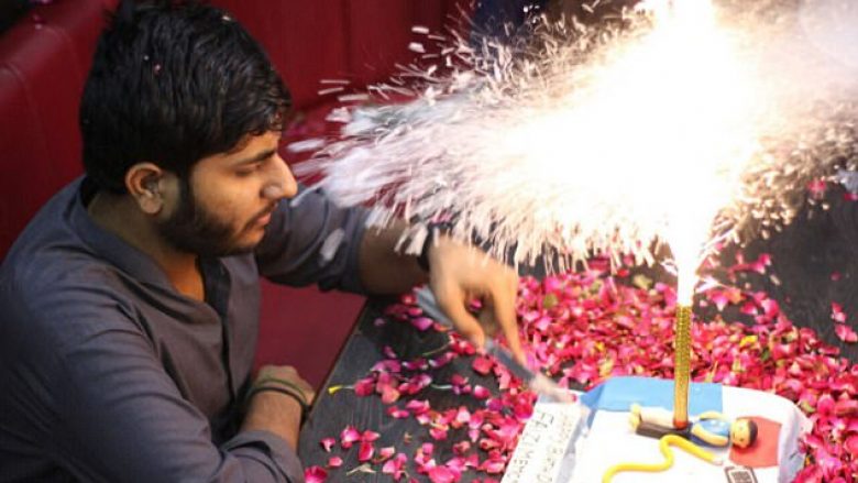 Pasojat e përdorimit të shkumës mbi fishekzjarr, përfshihet nga zjarri derisa festonte ditëlindjen (Video)