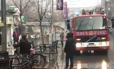 Përfshihet nga zjarri një dyqan në qendër të Pejës (Video)