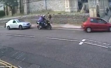 Përplaset qëllimisht në motoçikletë, 12 muaj burg për shoferin (Video)