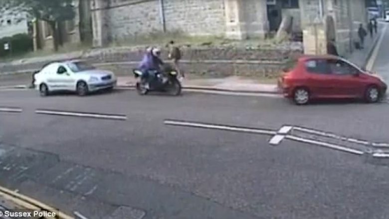 Përplaset qëllimisht në motoçikletë, 12 muaj burg për shoferin (Video)