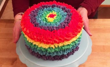 Kjo tortë është bërë hit i vërtetë: Nga jashtë fantastike, por edhe nga brenda! (Video)