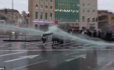 Policët qëllojnë pa nevojë me topa uji, kalimtaren para protestuesve (Video)