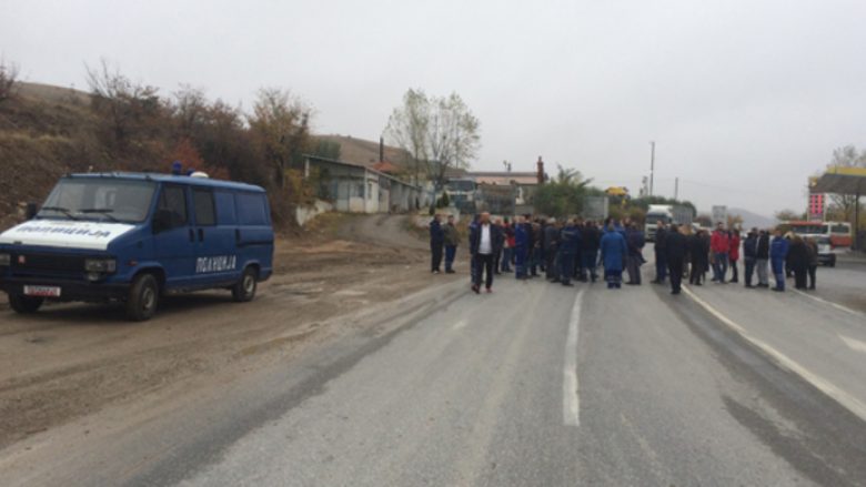 Puntorët e ”Feni” bllokojnë rrugën Gradsko-Prilep