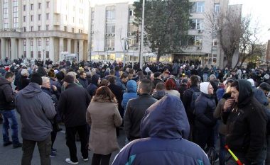 Edhe sot bllokohet Shkupi nga mbështetësit e Nikolla Gruevskit (Foto)