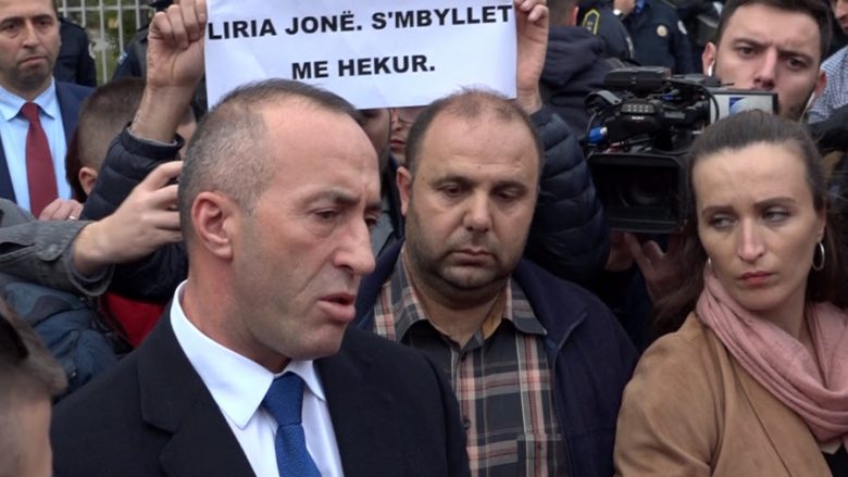 Haradinaj, protestuesit: Mshele gojën mos piskat (Video)