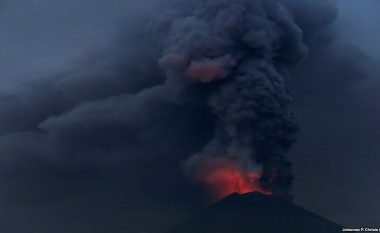 Aeroporti në Bali mbetet i mbyllur si pasojë e vullkanit