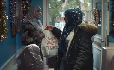 Reklama kontroverse ku familja myslimane shfaqet duke festuar Krishtlindjen (Video)