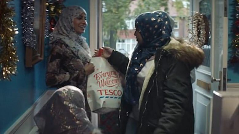 Reklama kontroverse ku familja myslimane shfaqet duke festuar Krishtlindjen (Video)