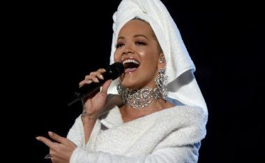 Rita Ora shkëlqen në të bardhë në performancën në Mançester (Foto)