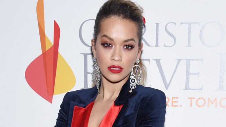 Rita Ora i gëzohet suksesit të “Anywhere” duke festuar (Foto/Video)