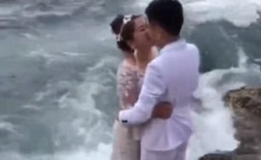 Rrëzohen keq nga vala derisa po realizonin fotografinë e martesës (Video)
