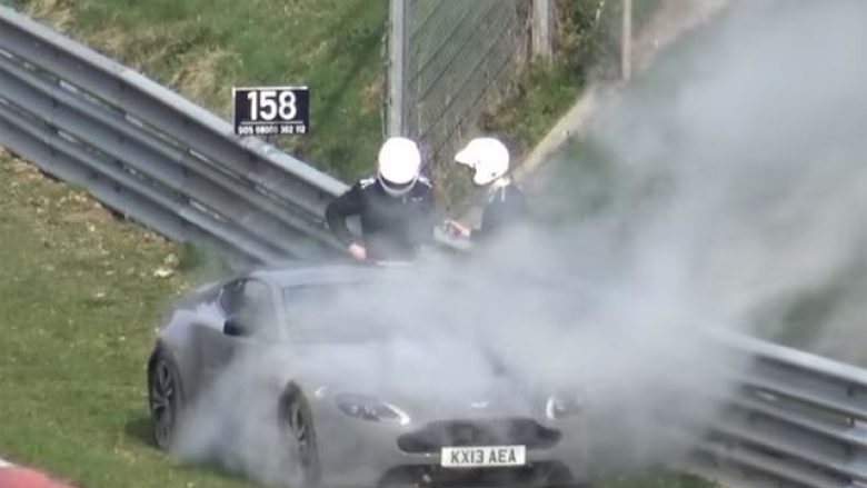 Rrjedhja nga ftohësi ishte shkaktari i bllokimit të Aston Martin Vantage (Video)