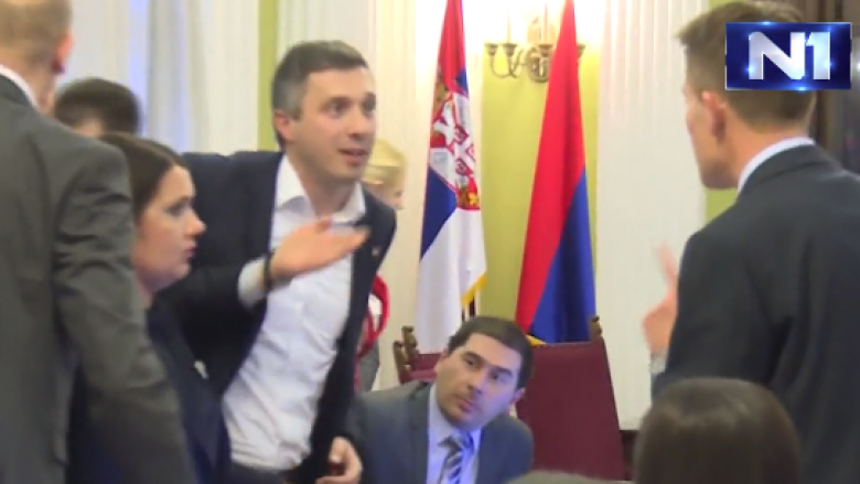 Incident në Kuvendin e Serbisë, deputeti godet kolegun me miun e kompjuterit (Video)