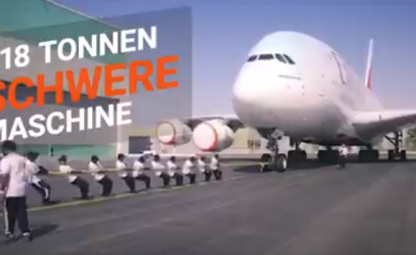 Rekord në Dubai: Policët tërheqin aeroplanin 218 tonësh, në një distancë prej 100 metrash (Video)