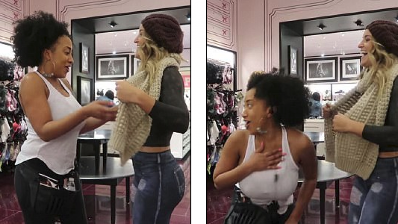 Me “rroba të ngjyrosura për trupi” ecte nëpër një qendër tregtare – reagimi interesant i kalimtarëve! (Video)