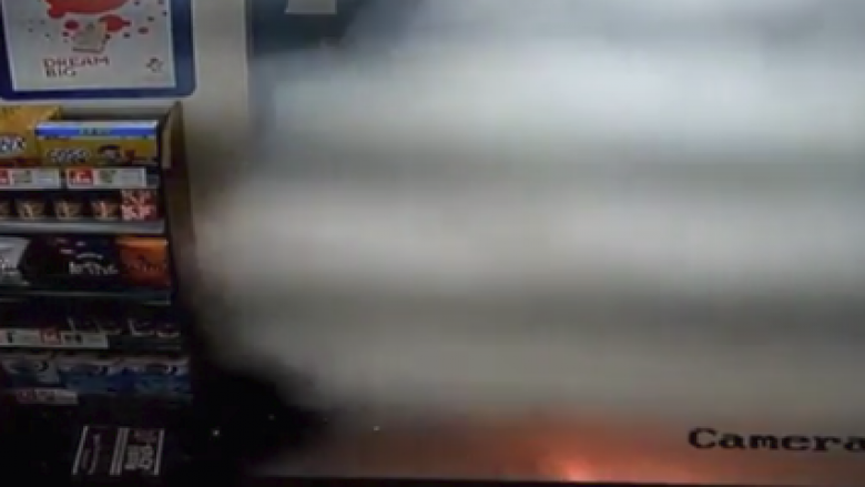 Një burrë i futi 1,200 fishekzjarre të ndezura brenda një lokali, tmerrohen stafi (Video)