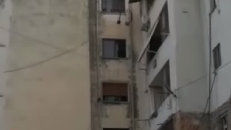 E reja shqiptare hidhet nga ballkoni, mjekët tregojnë fjalët e para që ua tha ajo! (Video)