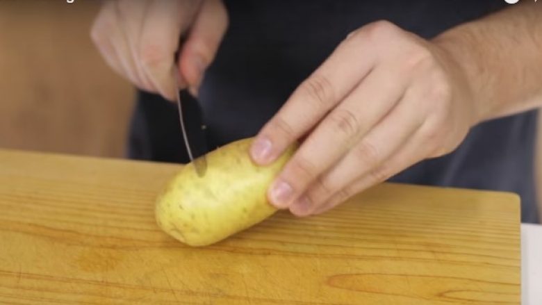 Truku më i mirë për qërimin e patateve brenda pak sekondave (Video)
