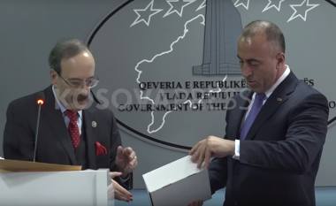 Haradinaj e Engel “ngatërrohen” me dhuratën, i ndihmoi një punonjëse e kabinetit qeveritar për ta hapur atë (Video)