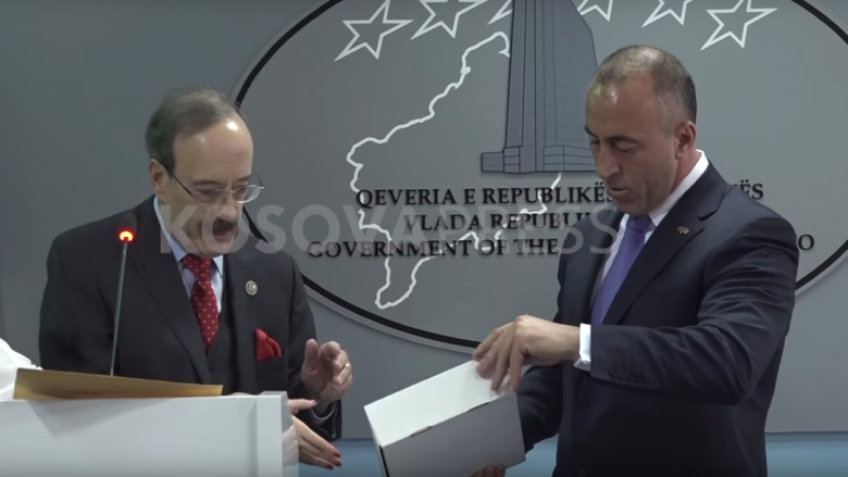 Haradinaj e Engel “ngatërrohen” me dhuratën, i ndihmoi një punonjëse e kabinetit qeveritar për ta hapur atë (Video)