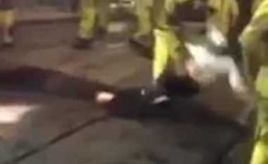Shkelte qëllimisht në asfaltin e sapo shtruar, goditet keq nga punonjësi (Video)