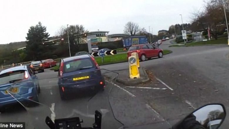 Shmangu trafikun duke mos kaluar nëpër rreth, shoferi po kërkohet nga mbrojtësit e rendit (Video)