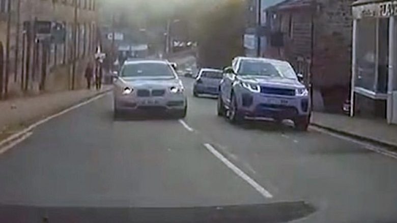 Shmangu përplasjen me një BMW, që i doli papritmas përpara (Video)
