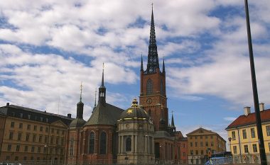 Kisha suedeze nuk do t’i drejtohet më Zotit me ‘Ai’: Zoti s’ka gjini