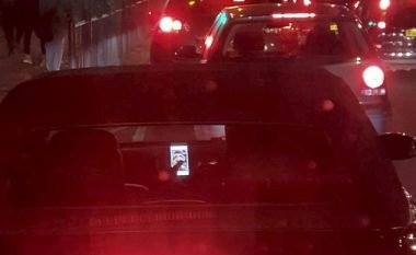 Trafiku bllokohet, nga shoferi që shikonte fotografi në rrjetin social (Foto)