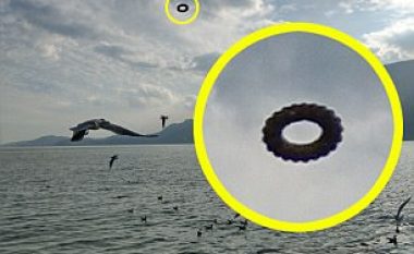 Turisti i habitur me objektin misterioz në qiell, që ngjanë me një gjevrek (Foto)