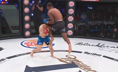 Claxton dhuron një goditje ‘vrasëse’ në debutimin e tij në MMA, gjyqtari ndërprenë ndeshjen pas vetëm 90 sekondash (Foto/Video)