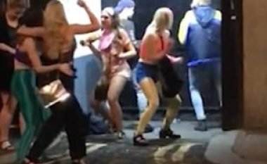Vallëzojnë jashtë klubit të natës sepse iu ndaluan hyrjen, shumë femra i bashkëngjiten ahengut (Video)
