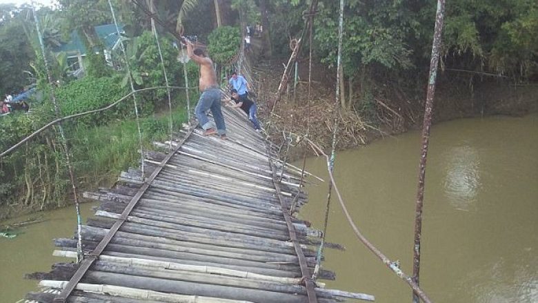Vetëm tre dasmorë arritën të kapen, 20 të tjerë ranë nga ura që u shemb papritmas (Foto)