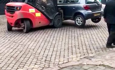 Vetura e parkuar para hyrjes së lokalit, largohet përmes makinës me pirun (Video)