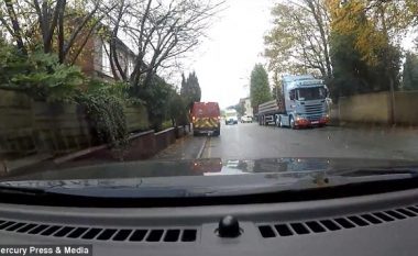 Voziti mbi trotuar për të lëshuar rrugën autoambulancës, veprimi shoferit ka nxitur kritika (Video)