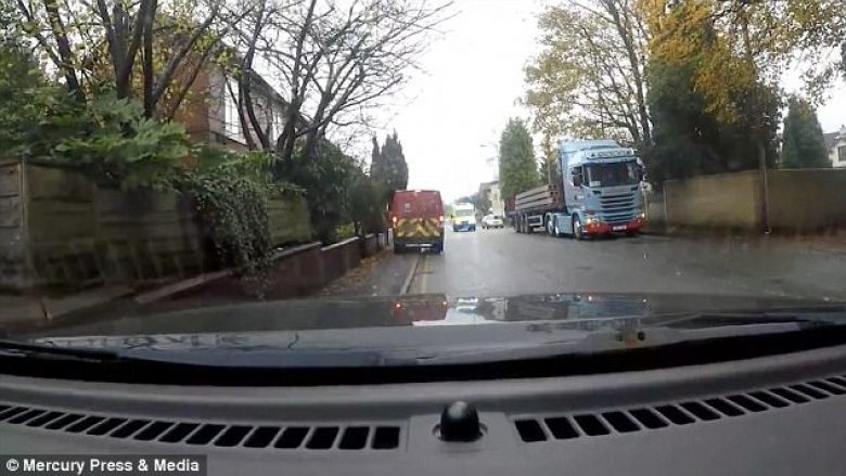 Voziti mbi trotuar për të lëshuar rrugën autoambulancës, veprimi shoferit ka nxitur kritika (Video)
