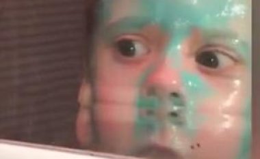 Vuri maskën për trajtimin e fytyrës, u frikësua kur e pa vetën në pasqyrë (Video)