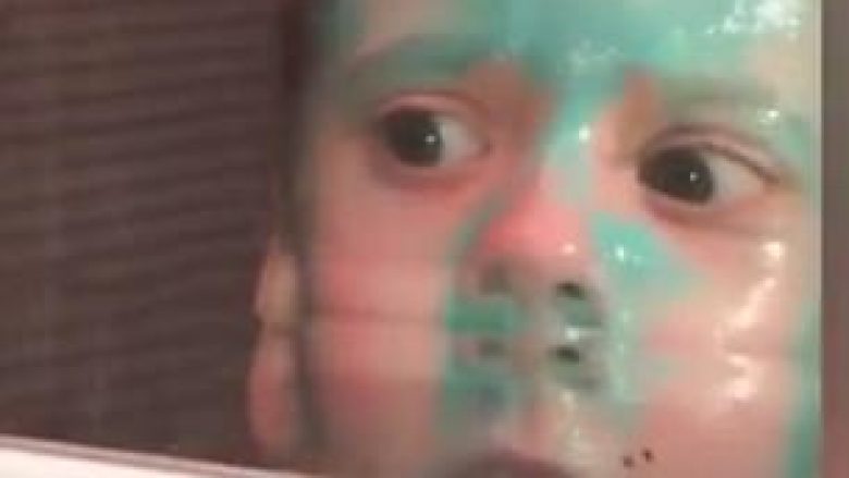 Vuri maskën për trajtimin e fytyrës, u frikësua kur e pa vetën në pasqyrë (Video)