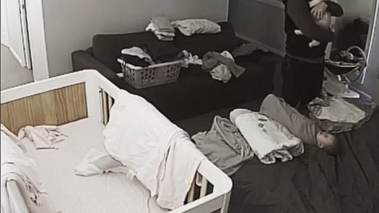Zuri beben që po binte nga shtrati, derisa mbante në duar binjakun tjetër (Video)