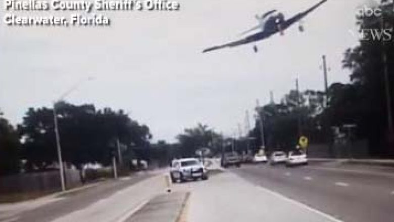 Aeroplani përplaset për një pemë, përfundon në autostradë (Video)