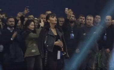 Adelina rikthehet në Gjilan me këngën “Ushtrinë time do ta bëj me Ibrahim Rugovën” (Video)