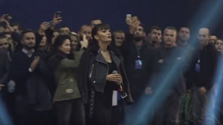 Adelina rikthehet në Gjilan me këngën “Ushtrinë time do ta bëj me Ibrahim Rugovën” (Video)