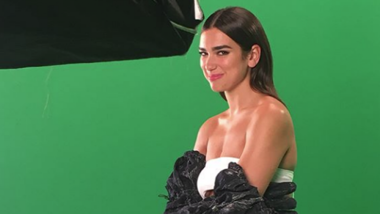 Dua Lipa arrin pesë milionë ndjekës, falënderon të gjithë me buzëqeshje interesante (Foto)