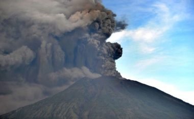 Aktivizoher vullkani në Agung të Indonezisë, “alarm i kuq” për linjat ajrore